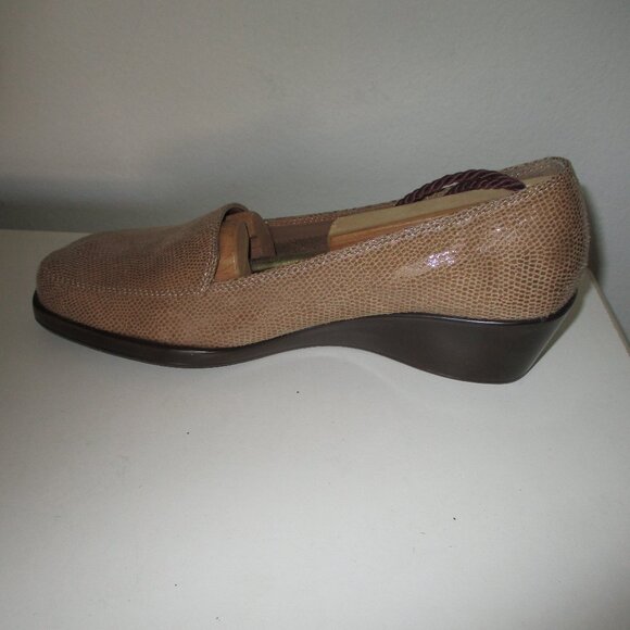 Aerosoles Final Exam Womens Tan Faux Snakeskin 1.5" Wedge Loafer - Size 7.5M - Picture 6 of 9